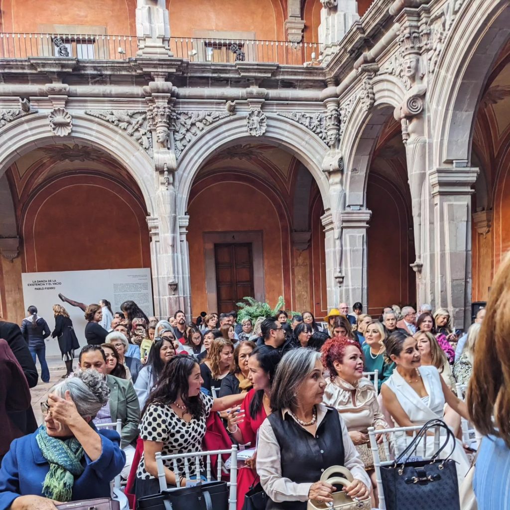 Una asistencia muy nutrida escuchó con atención la presentación de este libro. 